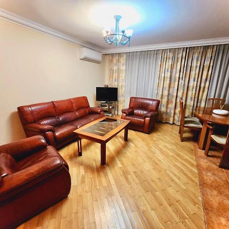 Family Spacious 3 Bedroom Apartment In The Middle Of City Center, Next To North Avenue Ereván Exterior foto