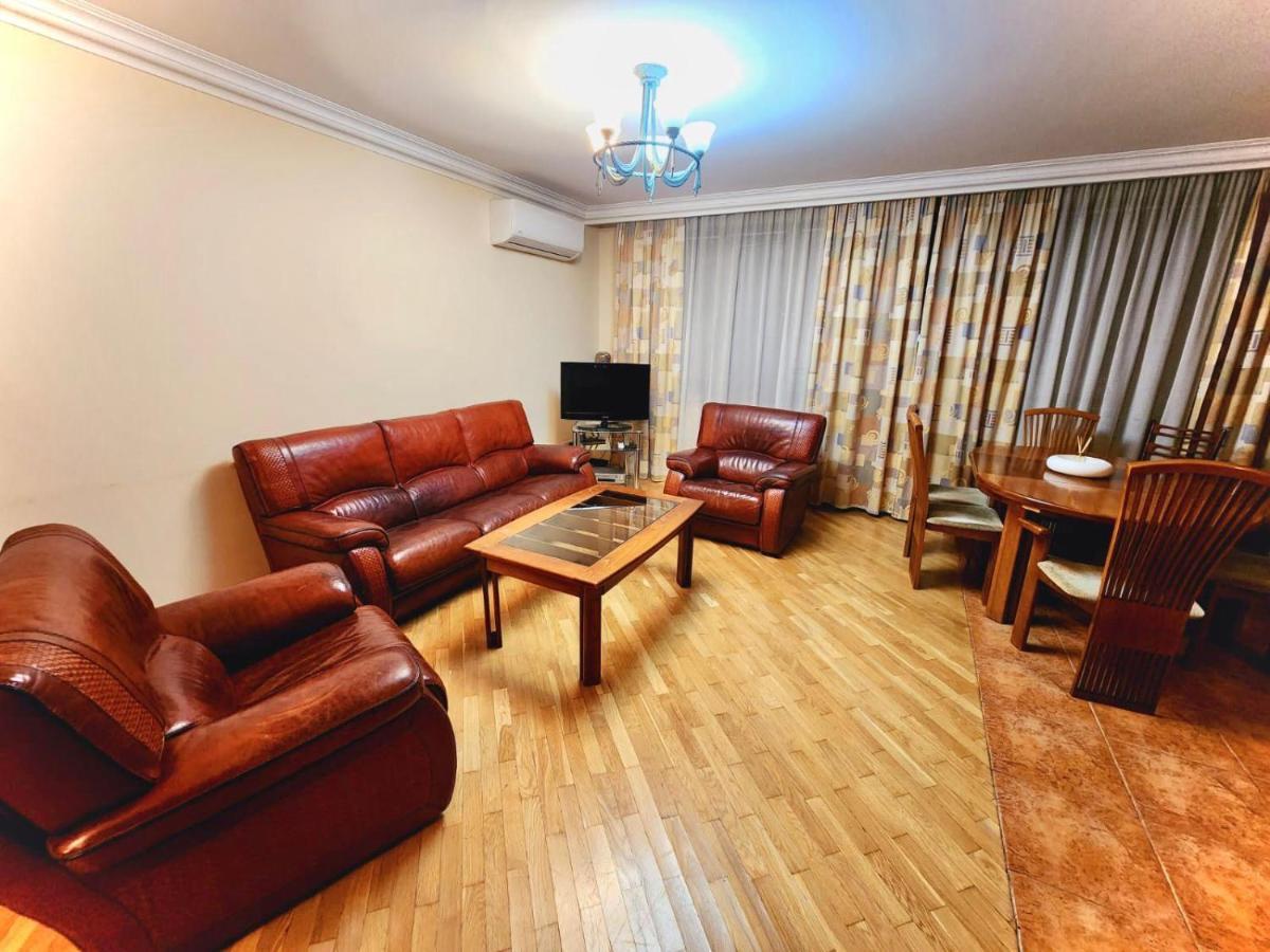 Family Spacious 3 Bedroom Apartment In The Middle Of City Center, Next To North Avenue Ereván Exterior foto