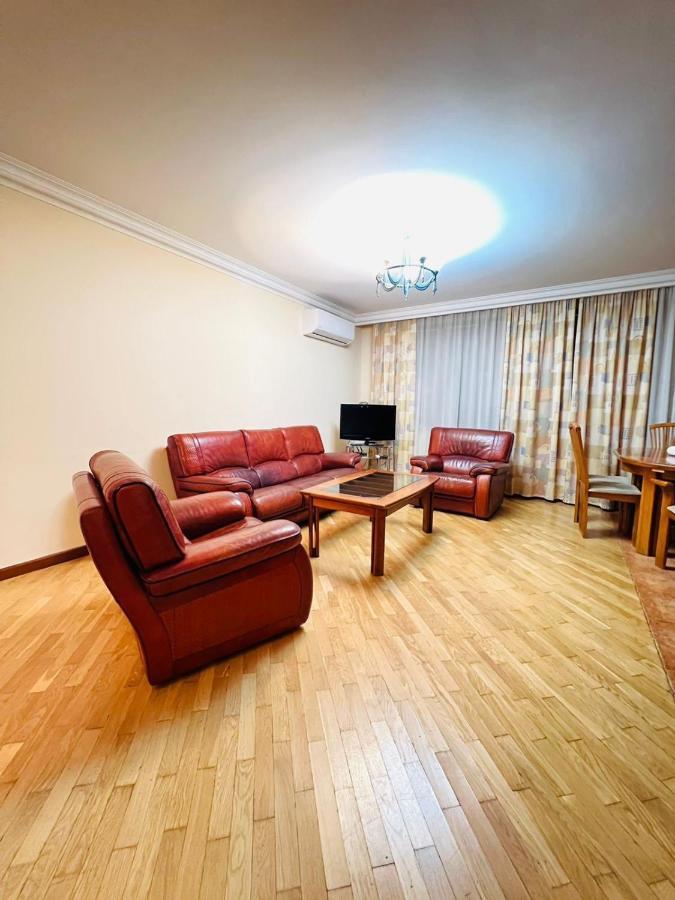 Family Spacious 3 Bedroom Apartment In The Middle Of City Center, Next To North Avenue Ereván Exterior foto